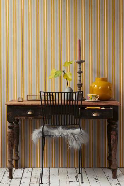 wallpaper-non-woven-vinyl-lines-ocre/caramel-pip-studio-blurred-lines